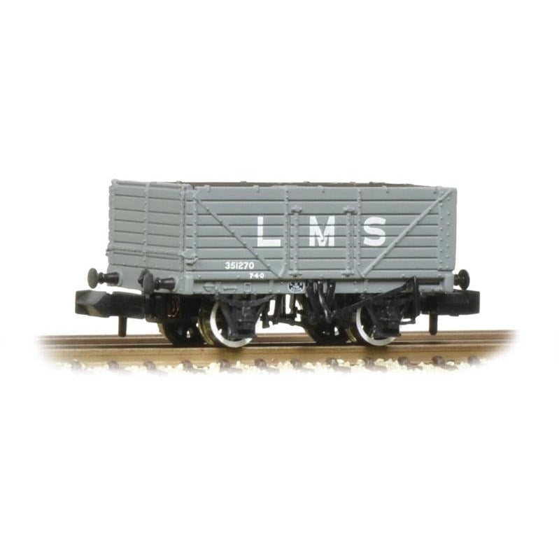 377-087 Graham Farish N Scale 7 Plank Wagon End Door - LMS Grey