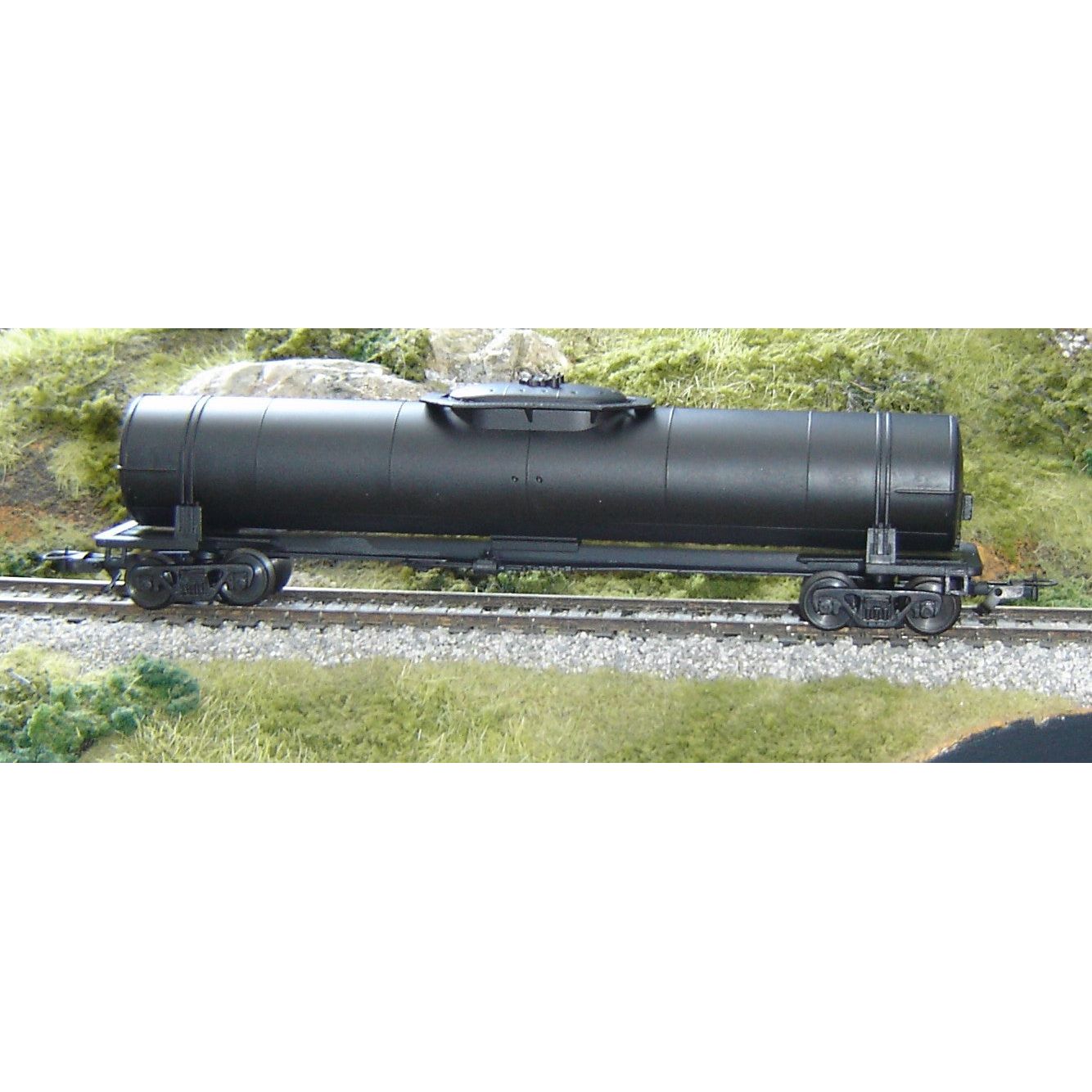 2076NZ Frateschi HO Scale Tank Car - Black (NZR)